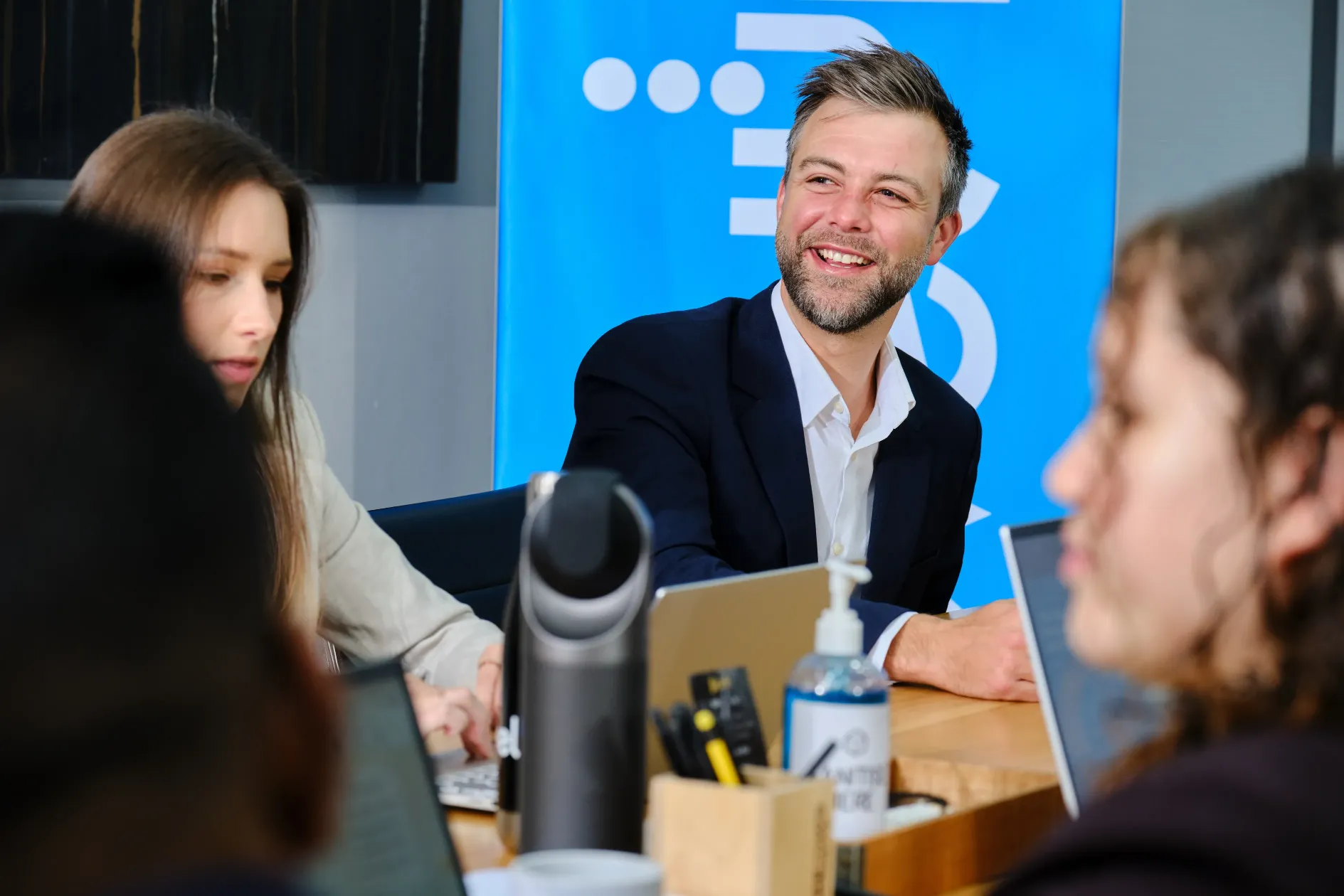 Dos empleados de LevelUP discutiendo el trabajo en la oficina