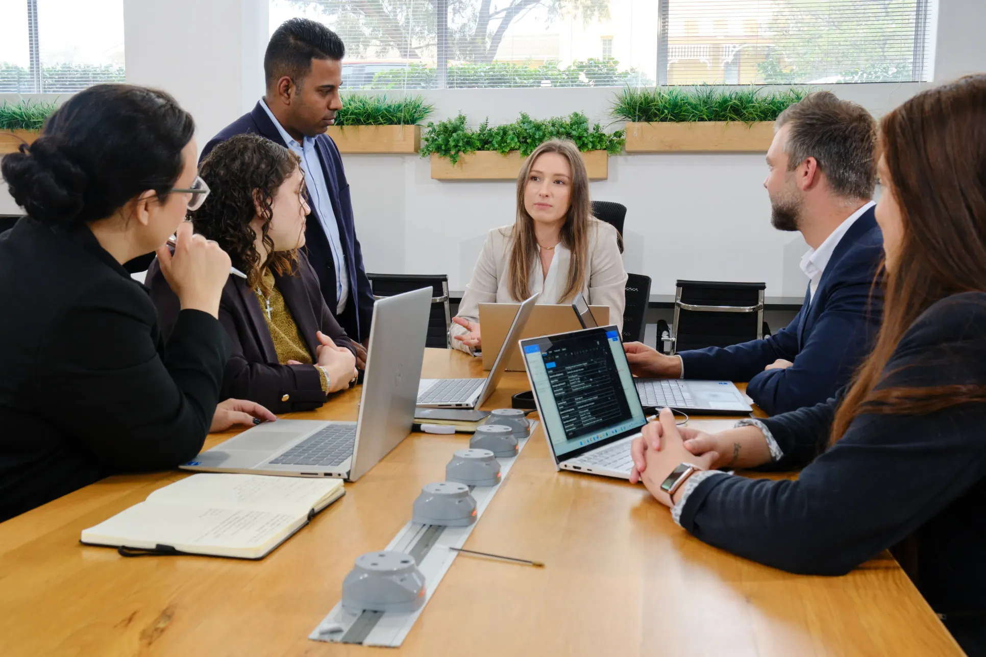 Dos empleados de LevelUP discutiendo el trabajo en la oficina