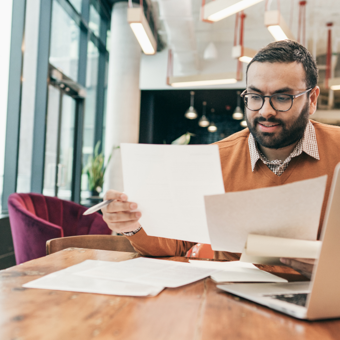 Dos empleados de LevelUP discutiendo el trabajo en la oficina